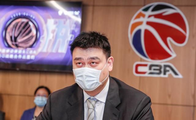 金刚（许冠杰 饰）成功克服赤手袜以后，赤手袜之兄黑手袜受黑手党指派继续买卖钻石并向金刚复仇，金刚与黑手袜的高级机械人年夜战数合终究侥幸成功，却顿时又落进了牛牛、悠悠兄妹犯法团伙的圈套，卷进银行掳掠案成为嫌犯，金刚流亡路大将拍档光头神探（麦嘉 饰）与何东诗（张艾嘉 饰）的婚礼搅得乌烟瘴气。所幸光头神探义字当先协力与金刚匹敌牛牛、黑手袜，却不意金刚再次被悠悠把玩簸弄，光头神探也只落得被严妻整治。最好拍档被牛牛团伙勒迫，不能不出头具名掠取钻石，而黑手袜方面再次出动高级机械人应战，早有筹办的金刚掏出机械人奸细队，混战一